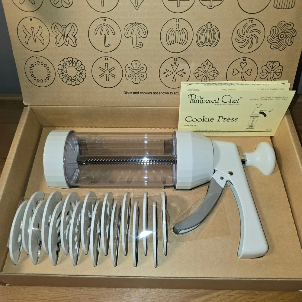 Pampered Chef Cookie Press 1525 White Manual Spritz Maker with 16 Disks & Box